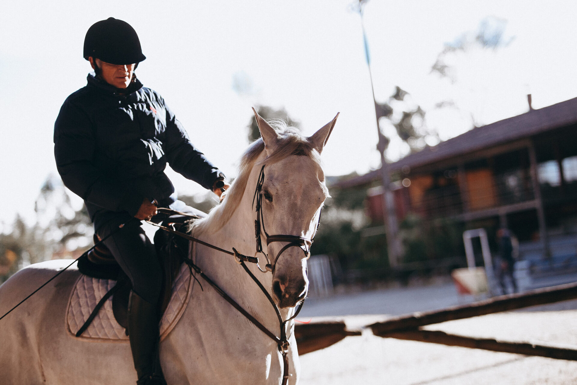 Bezpieczeństwo i komfort jazdy konnej - jak znaleźć idealnego instruktora